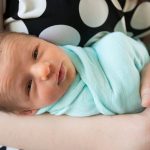 Mơ thấy bế em bé – Ý nghĩa và con số